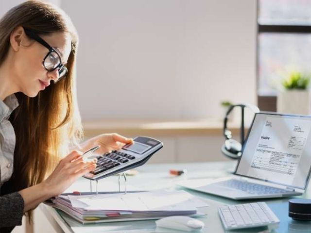 Oferta de empleo para profesor de finanzas y contabilidad
