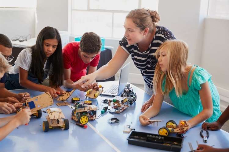 Oferta de empleo para profesor de programación y robótica