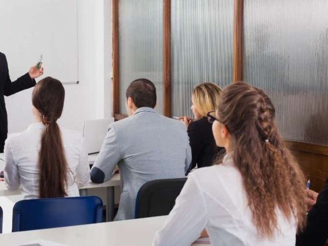 Trabajo como profesor en grado superior de comercio