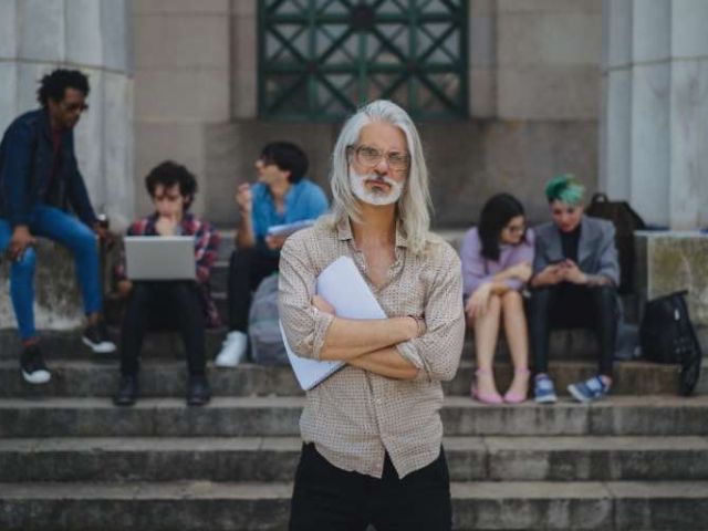 Vacante para profesor de filología clásica (latín)