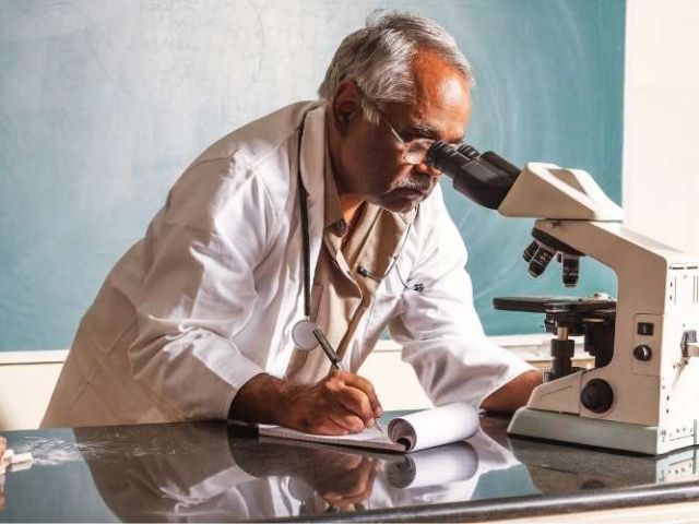 Oferta de empleo para profesor del ámbito científico