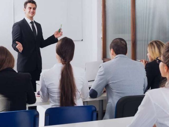 Oferta de empleo para profesor o doctor de administración y dirección de empresas