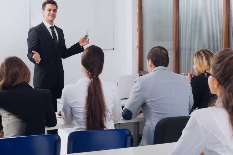 Oferta de empleo para profesor o doctor de administración y dirección de empresas