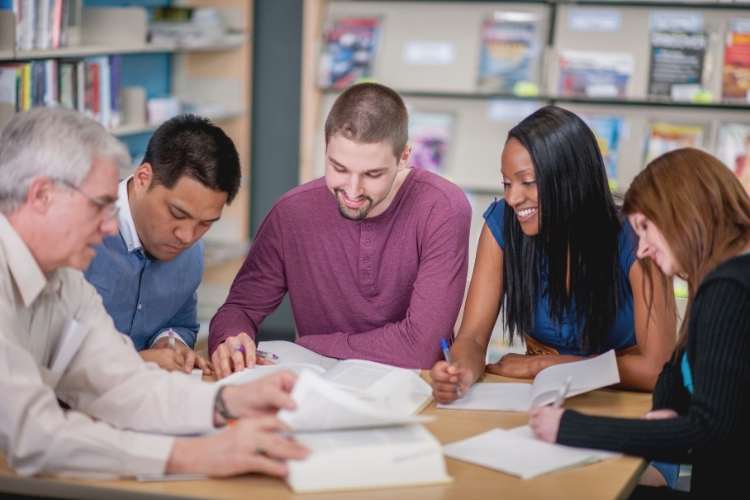 Oferta de trabajo como formador de profesores bilingües Oferta de trabajo como formador de profesores bilingües