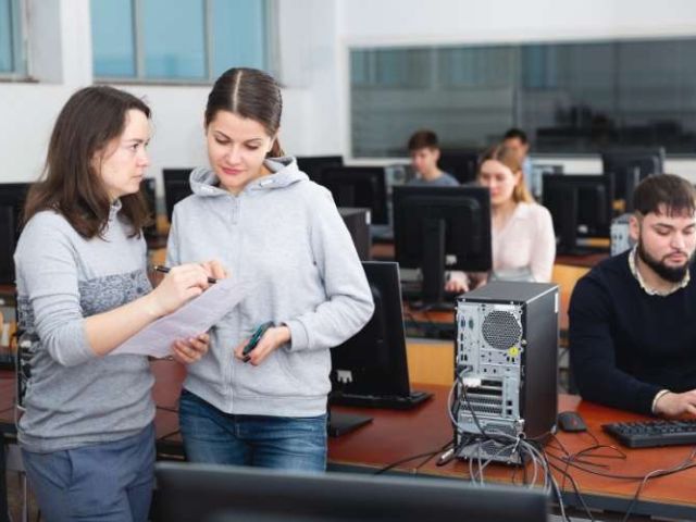 Oferta de trabajo para profesor con doctorado en ingeniería informática
