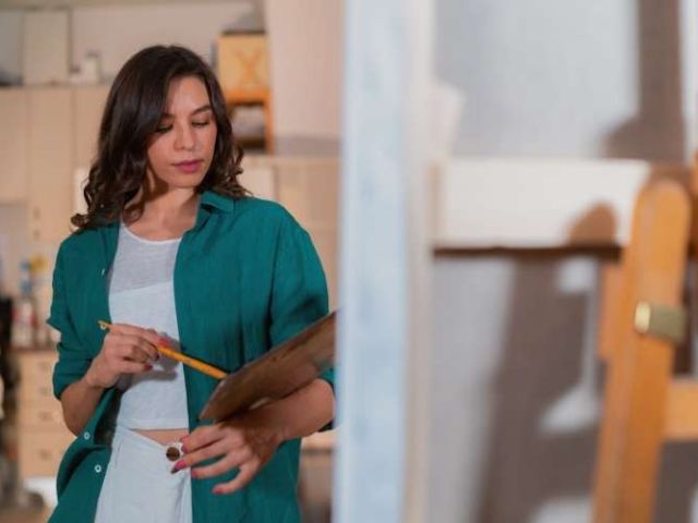 Trabaja como docente de pintura