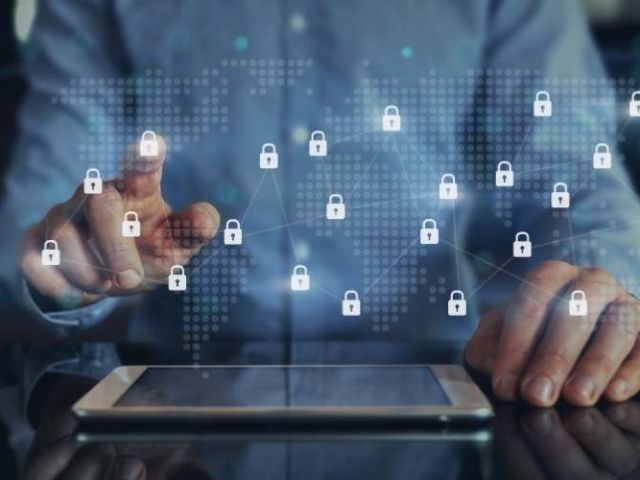 Trabaja como profesor de ciberseguridad