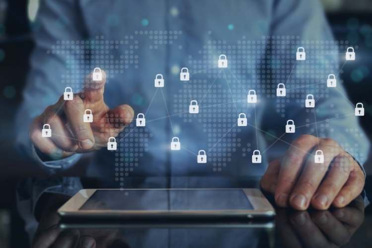 Trabaja como profesor de ciberseguridad