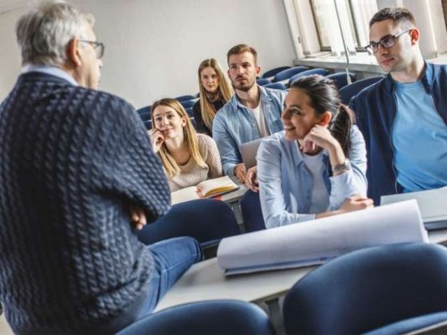 Trabaja como profesor de filología clásica