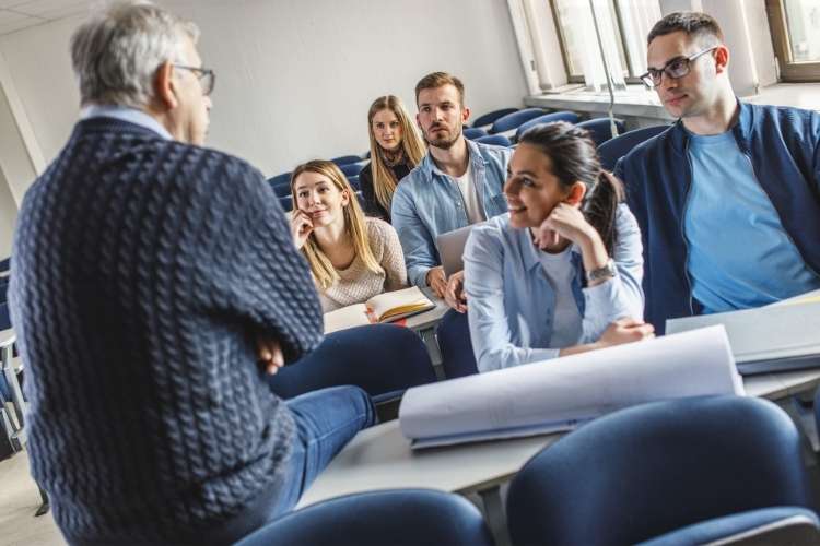 Trabaja como profesor de filología clásica