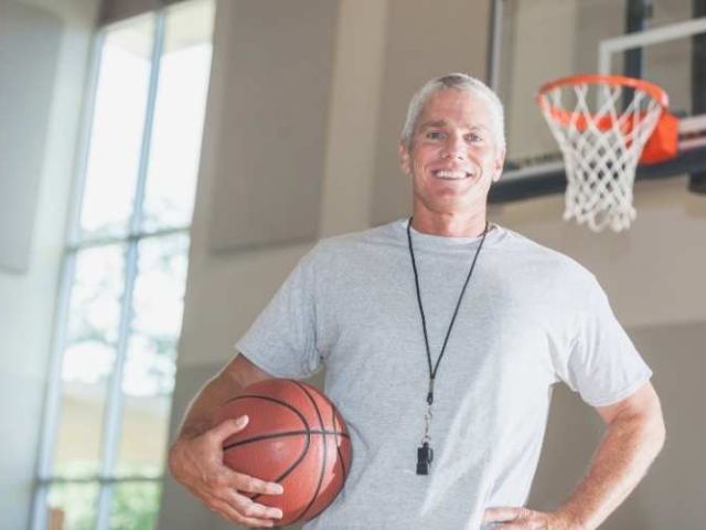Trabaja para educador de baloncesto