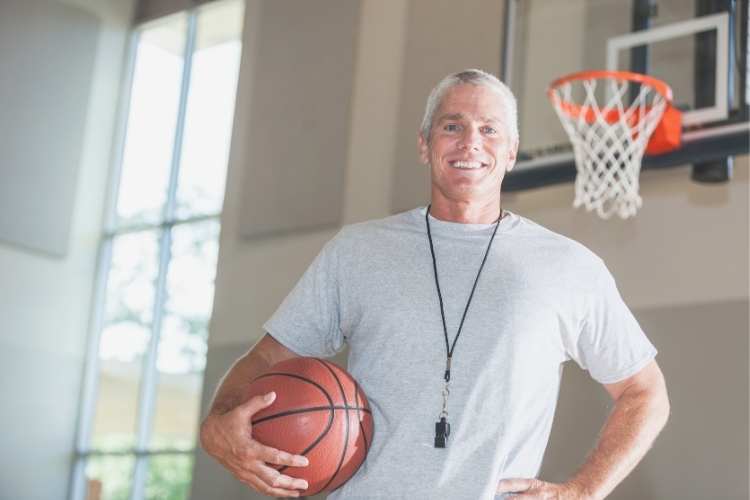 Trabaja para educador de baloncesto