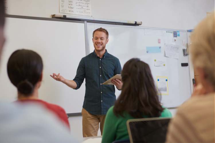Vacante para profesor de tecnología Vacante para profesor de tecnología