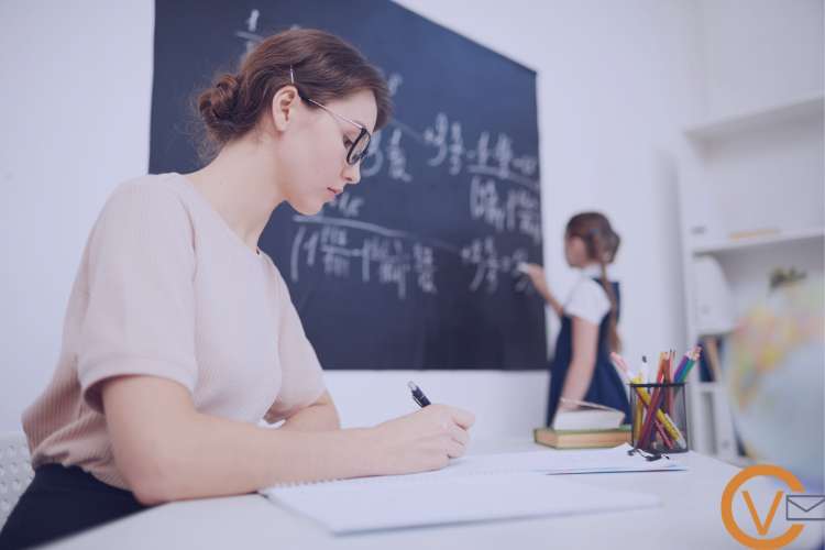Trabaja como profesor de matemáticas