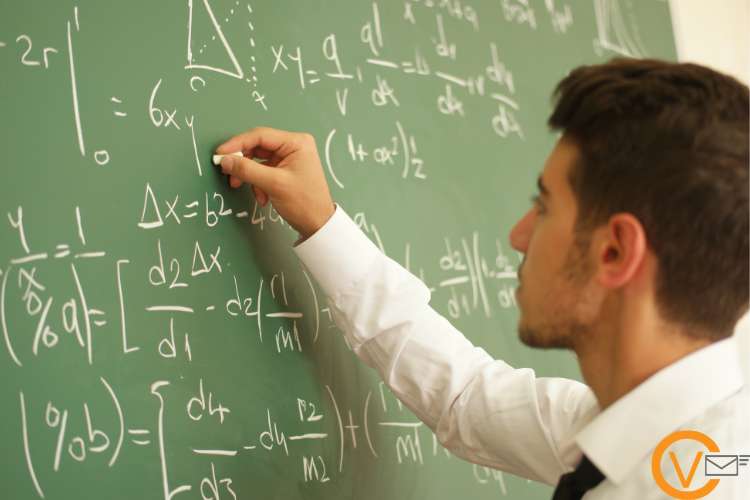 Trabaja como profesor de física y matemáticas