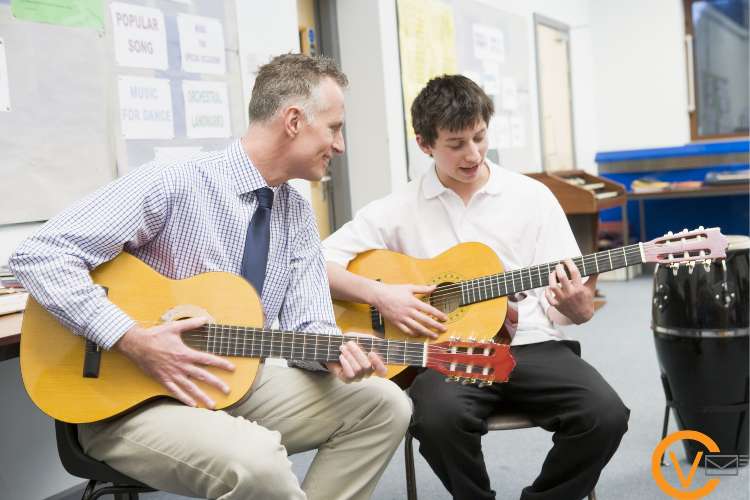 Trabaja como profesor de guitarra