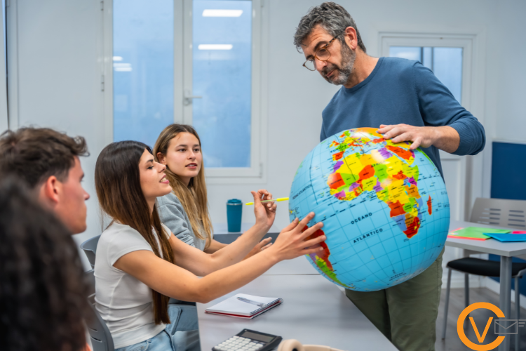 Trabaja como profesor de geografía e historia