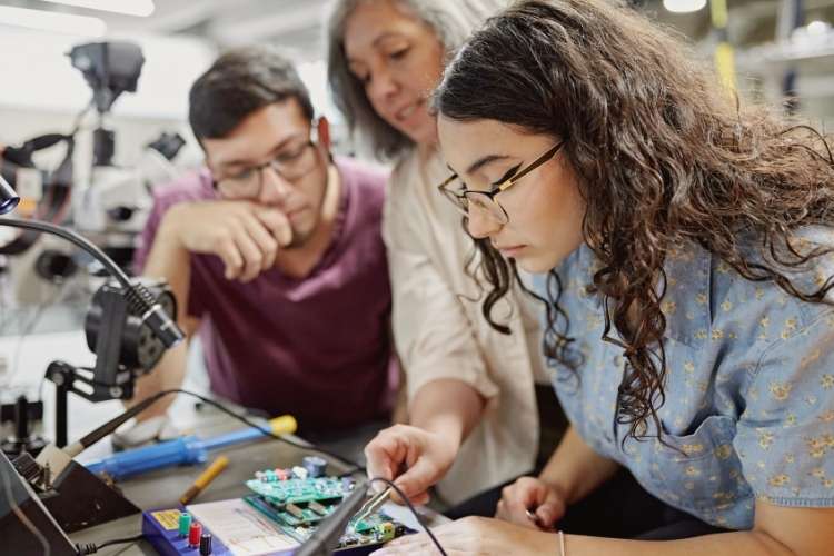 Trabajo como profesor de formación profesional, ingeniería eléctrica